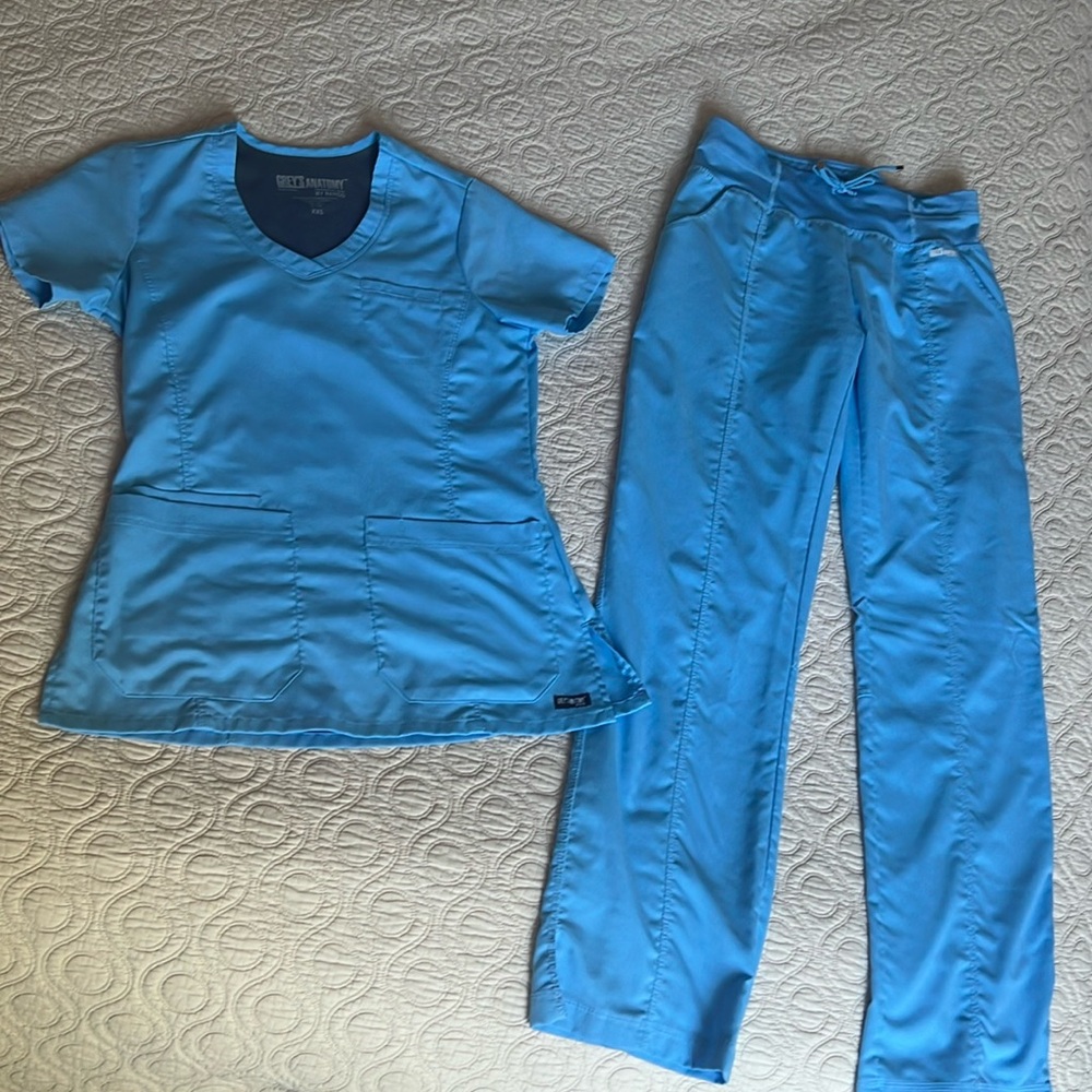 Grey’s Anatomy Scrub Set - Picture 2 of 10